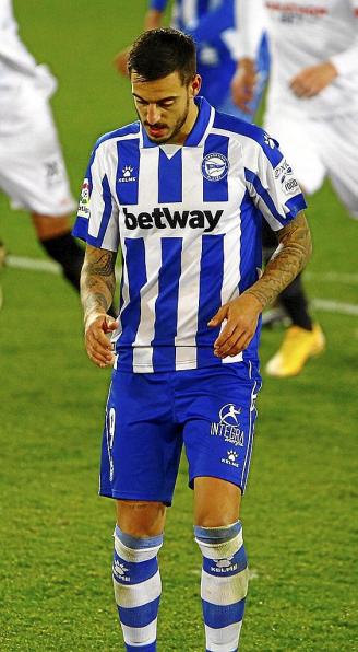 Joselu se lamenta en un partido de este curso contra el Sevilla, su máximo pretendiente. Foto: Alex Larretxi