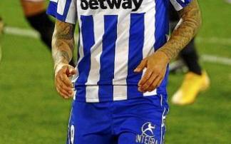 Joselu se lamenta en un partido de este curso contra el Sevilla, su máximo pretendiente. Foto: Alex Larretxi