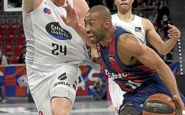 Granger ataca a Mahalbasic en una entrada a canasta. Foto: Josu Chavarri