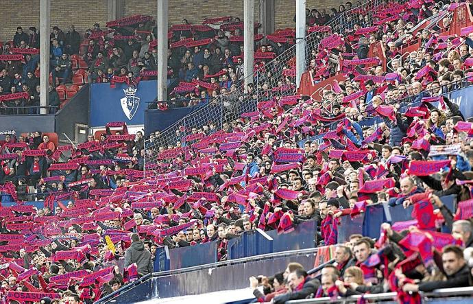 Aficionados rojillos durante el Osasuna-Espanyol del 8 de marzo de 2020, último partido disputado con público en El Sadar.