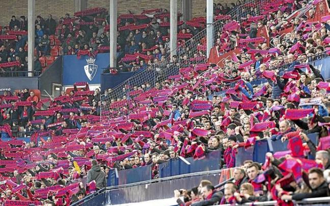 Aficionados rojillos durante el Osasuna-Espanyol del 8 de marzo de 2020, último partido disputado con público en El Sadar.