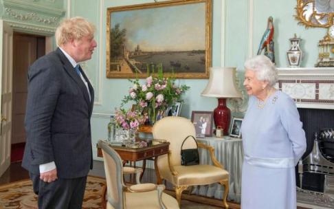 La reina Isabel II, junto a Boris Johnson.