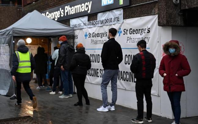 Colas para recibir la vacuna de refuerzo en un hospital de Londres Colas para recibir la vacuna de refuerzo en un hospital de Londres