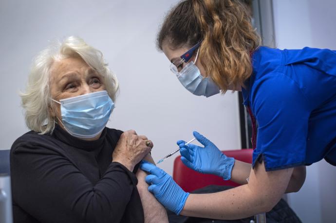 Una mujer recibe la vacuna de Pfizer contra el coronavirus.