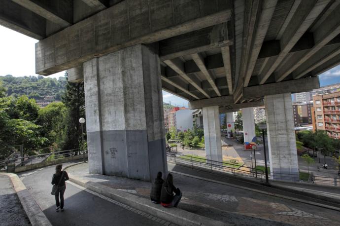 Vista del viaducto de la autopista A-8 que atraviesa Rekalde