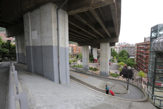 Imagen del viaducto que atraviesa el bilbaino barrio de Rekalde