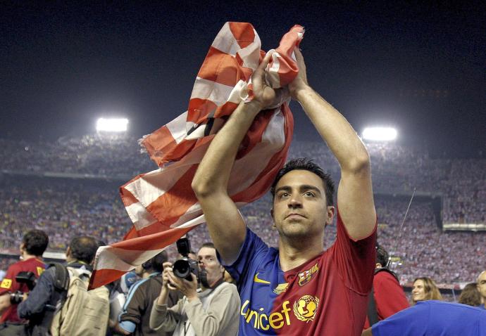 Xavi con una bandera del Athletic tras ganar la Copa.