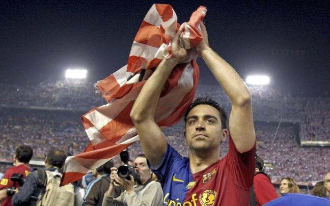 Xavi con una bandera del Athletic tras ganar la Copa.
