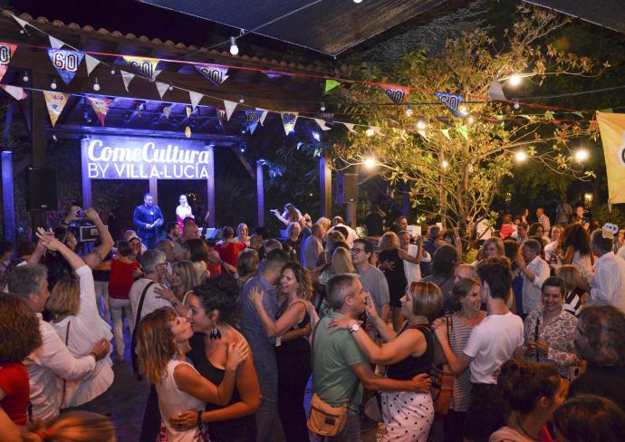 Gente bailando en una fiesta anterior a la pandemia en una imagen de archivo.