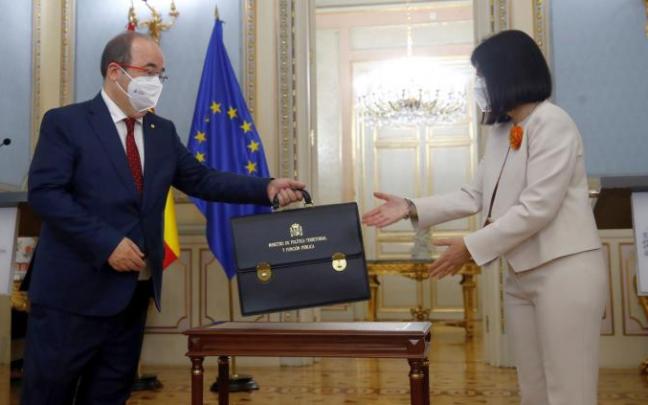 Miquel Iceta recibió la cartera del Ministerio de Política Territorial de manos de Carolina Darias. Miquel Iceta recibió la cartera del Ministerio de Política Territorial de manos de Carolina Darias.