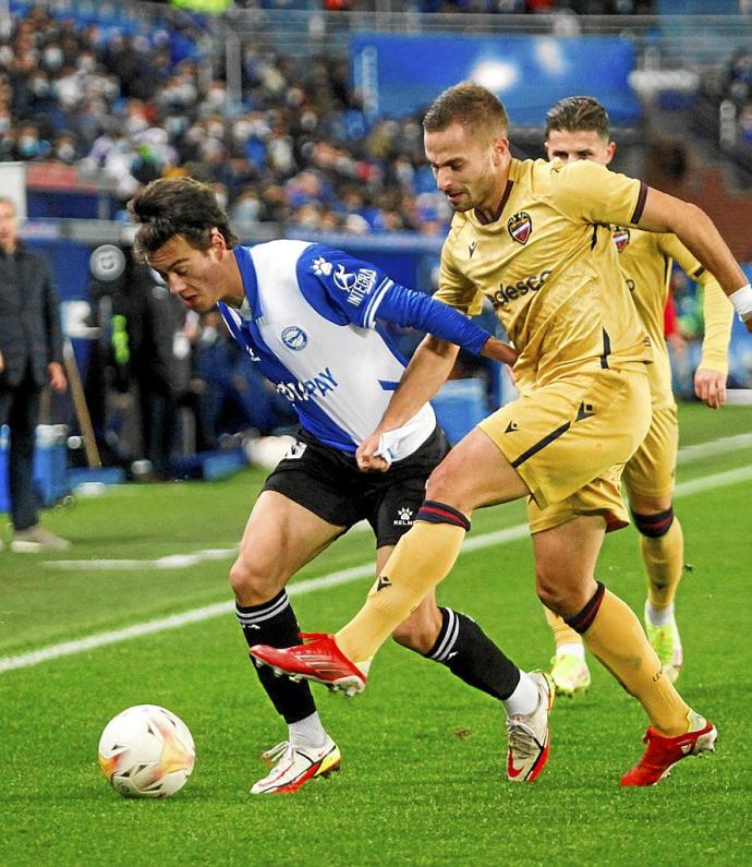 Facundo Pellistri conduce el balón durante el último partido entre el Deportivo Alavés y el Levante en Mendizorroza. Foto: Jorge Muñoz