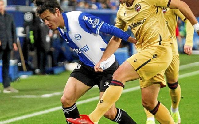 Facundo Pellistri conduce el balón durante el último partido entre el Deportivo Alavés y el Levante en Mendizorroza. Foto: Jorge Muñoz