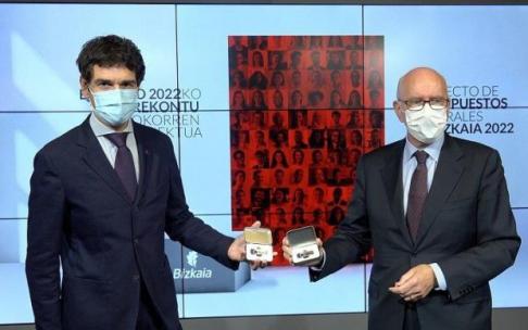 Unai Rementeria y José Mari Iruarrizaga con las memorias informáticas que contienen los presupuestos 2022