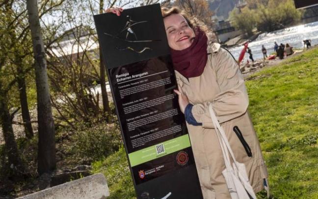 Estefanía de Paz, la actriz que ha realizado un espectáculo sobre Remigia, con el tótem.