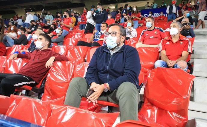 El vicepresidente Remírez, el lunes en El Sadar disfrutando del partido entre Osasuna y Celta.