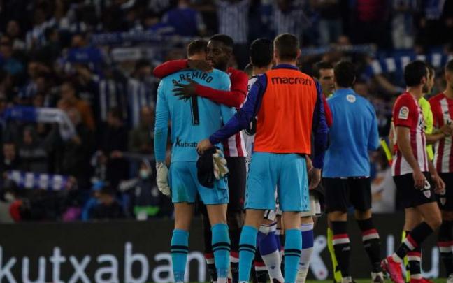 Iñaki Williams consuela a Alex Remiro