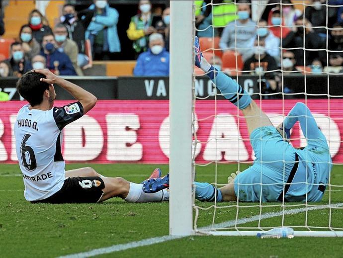 El valencianista Guillamón se lamenta de una ocasión fallada ante la estirada de Remiro. Foto: Efe