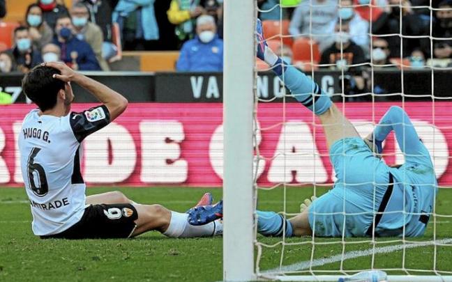 El valencianista Guillamón se lamenta de una ocasión fallada ante la estirada de Remiro. Foto: Efe