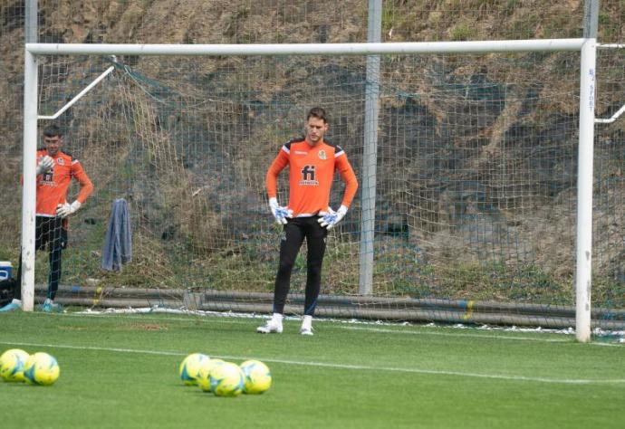 Alex Remiro descansa y atiende las indicaciones en un entrenamiento.