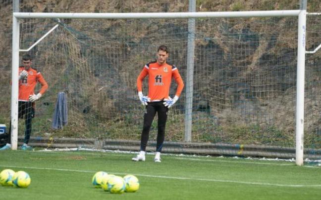 Alex Remiro descansa y atiende las indicaciones en un entrenamiento.