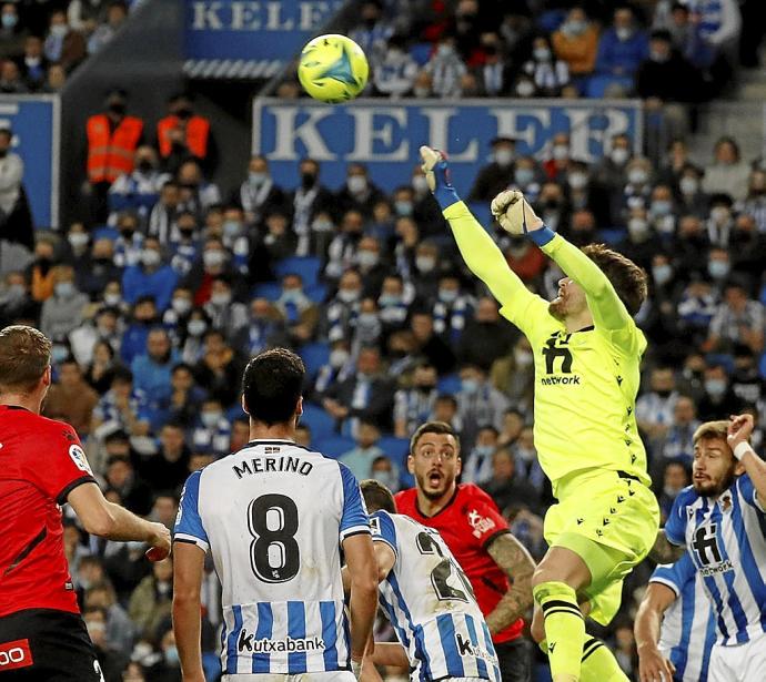 Alex Remiro despeja de puños. El de Cascante estuvo muy seguro tanto bajo palos como fuera de la portería. Foto: Efe