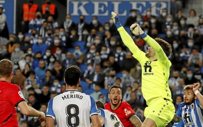 Alex Remiro despeja de puños. El de Cascante estuvo muy seguro tanto bajo palos como fuera de la portería. Foto: Efe