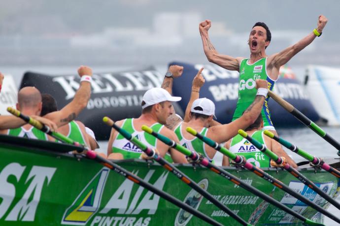 Joseba Amunarriz, patrón de Hondarribia, celebra la victoria de ayer en Zarautz.