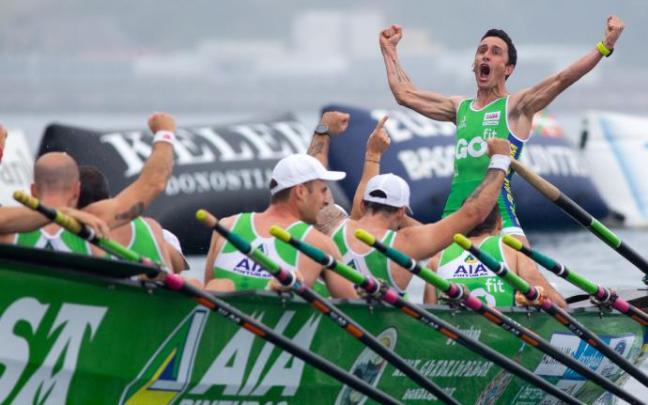 Joseba Amunarriz, patrón de Hondarribia, celebra la victoria de ayer en Zarautz. Joseba Amunarriz, patrón de Hondarribia, celebra la victoria de ayer en Zarautz.