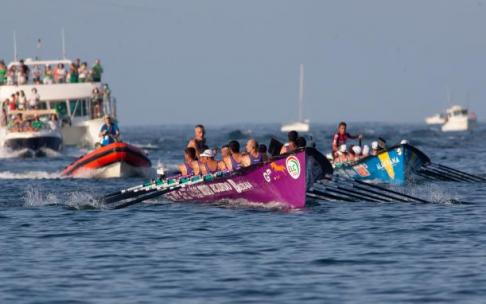Imagen de Santurtzi, con Urdaibai en segundo plano, durante una regata de la pasada temporada.