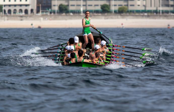 Hondarribia bogando en aguas de A Coruña, donde se adjudicó la primera bandera de la temporada.