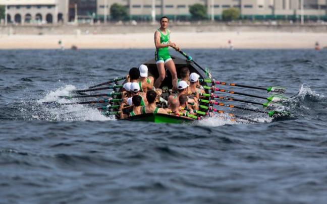 Hondarribia bogando en aguas de A Coruña, donde se adjudicó la primera bandera de la temporada.