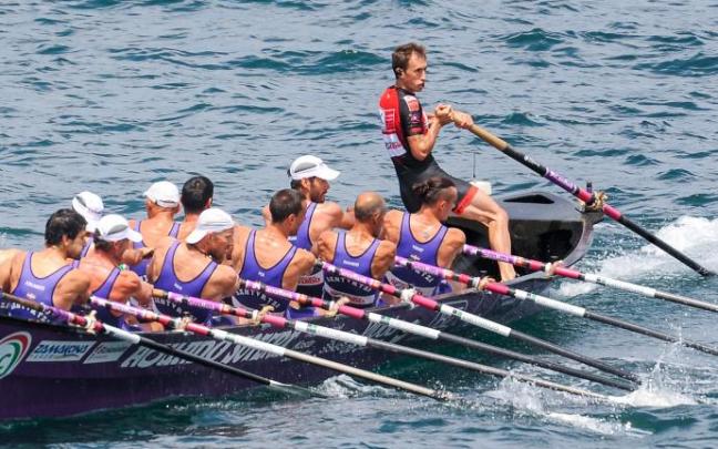 La trainera de Santurtzi, en pleno esfuerzo.
