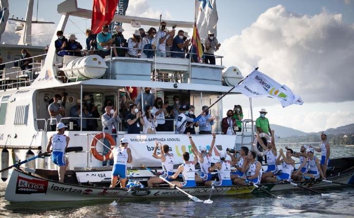 Los remeros de la Donostiarra celebran su primera victoria del curso.