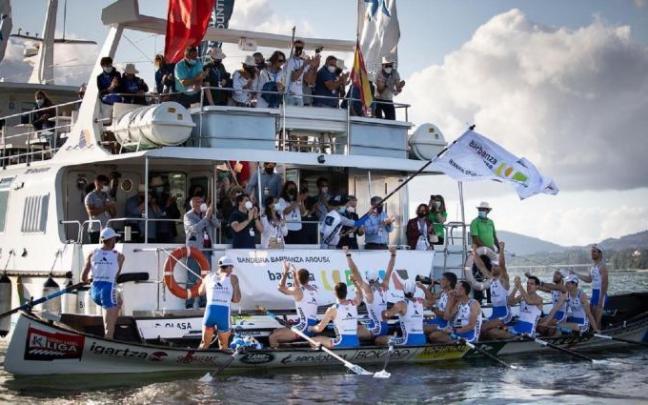 Los remeros de la Donostiarra celebran su primera victoria del curso.