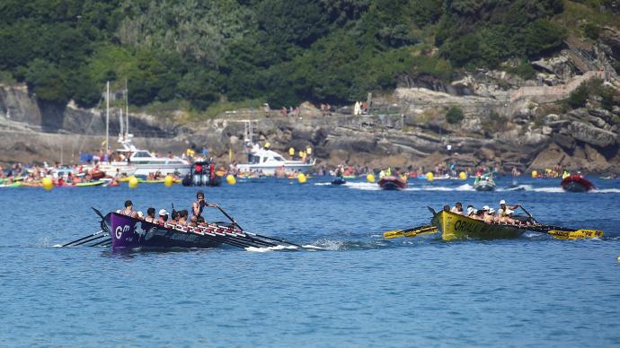 La Sotera seguida de la embarcación de Orio.