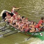 La trainera de Deusto, en pleno esfuerzo durante una regata.