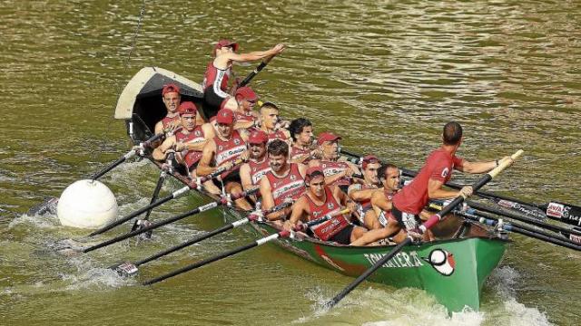 La trainera de Deusto, en pleno esfuerzo durante una regata.
