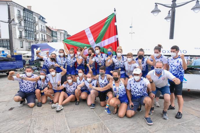 Las remeras de Arraun Lagunak celebran la victoria. Foto: J. M. M.