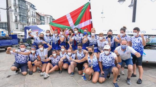 Las remeras de Arraun Lagunak celebran la victoria. Foto: J. M. M.