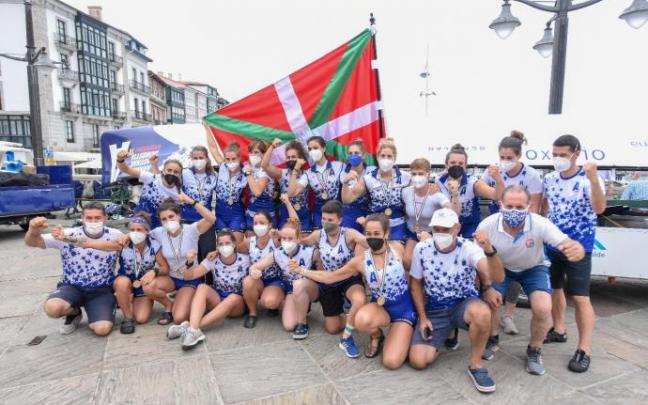 Las remeras de Arraun Lagunak celebran la victoria. Foto: J. M. M.