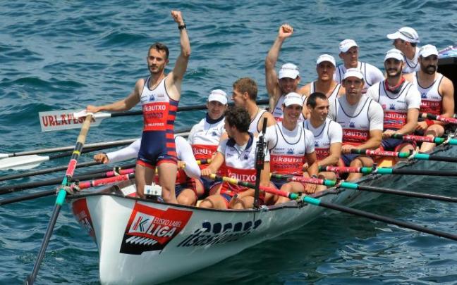 Los integrantes de la 'Antiguako Ama' celebran su victoria del domingo en Zierbena.