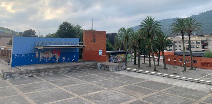 El derribo del escenario y la zona de palmeras, en 2022.