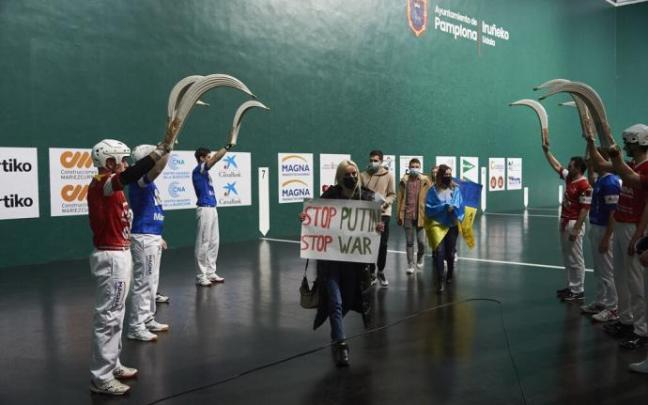 Los remontistas hacen un pasillo de honor a los miembros del clúster SOS Ucrania este viernes en el Labrit.