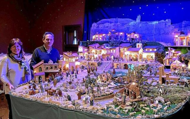 Loli Casado y Jesús Astorga posan junto a su impresionante belén. Foto: P. J. P.