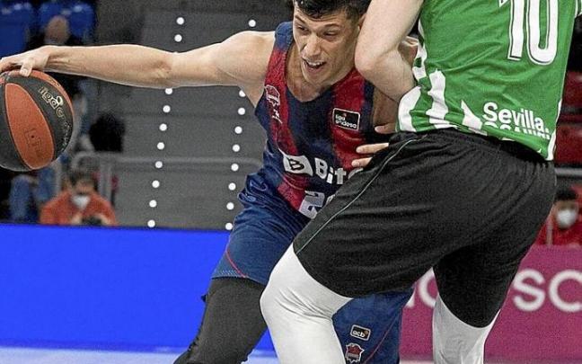 Fontecchio trata de sortear a Almazán en su intento de avanzar hacia el aro sevillano. Foto: Josu Chavarri