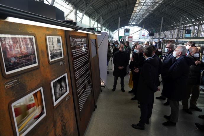 Arriola junto a responsables de Adif, ETS y el Ayuntamiento de Bilbao en la presentación de la exposición fotográfica