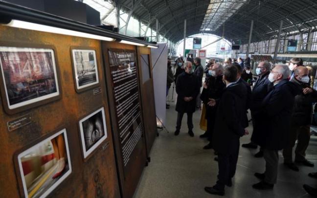 Arriola junto a responsables de Adif, ETS y el Ayuntamiento de Bilbao en la presentación de la exposición fotográfica Arriola junto a responsables de Adif, ETS y el Ayuntamiento de Bilbao en la presentación de la exposición fotográfica