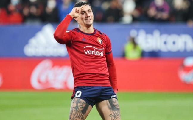 El Chimy Ávila celebra un gol en El Sadar.