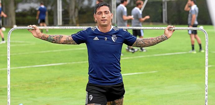 Chimy Ávila, con una de las vallas que se usan en los entrenamientos, durante una sesión en Tajonar.