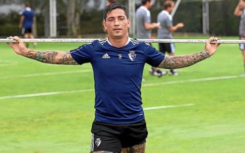 Chimy Ávila, con una de las vallas que se usan en los entrenamientos, durante una sesión en Tajonar.